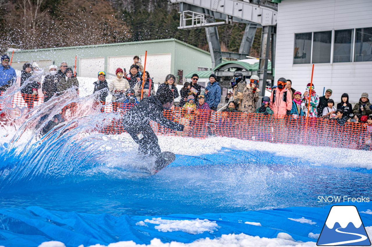 富良野スキー場｜季節は、まだ冬？それとも…？小雪が舞い、たくさんの雪が残る富良野スキー場で、春の恒例イベント『春スキー池渡り大会』開催(^^)/